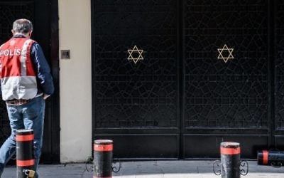 Un agent de police turc devant la synagogue Neve Shalom le 30 mars 2016 à Istanbul. (Crédit : AFP / OZAN KOSE)