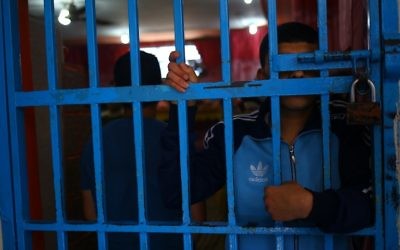 Un toxicomane derrière les barreaux d'une prison du Hamas, à Gaza Ville, le 10 mai 2017.  (Crédit : Mohammed Abed/AFP)