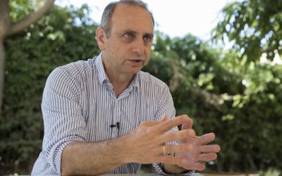 Moshe Farchi, fondateur et dirigeant des études sur le stress, le traumatisme et la résilience au Tel-Haï College, à Tel Aviv, le 6 juin 2017. (Crédit : Jack Guez/AFP)