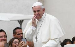 Le pape François dans la papamobile alors qu'il arrive pour son audience générale hebdomadaire sur la place Saint-Pierre du Vatican, le 28 juin 2017. (Crédit : Vincenzo Pinto/AFP)