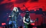 Axl Rose, à gauche, chanteur, et Slash, guitariste du groupe américain Guns N' Roses, en concert à Stockholm, en Suède, le 29 juin 2017. (Crédit : Vilhelm Stokstad/TT News Agency/AFP)