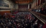Les membres du Sénat et de l'Assemblée nationale observent une minute de silence en hommage à Simone Veil au Palais de Versailles, le 3 juillet 2017. (Crédit : AFP PHOTO / POOL / Eric FEFERBERG)