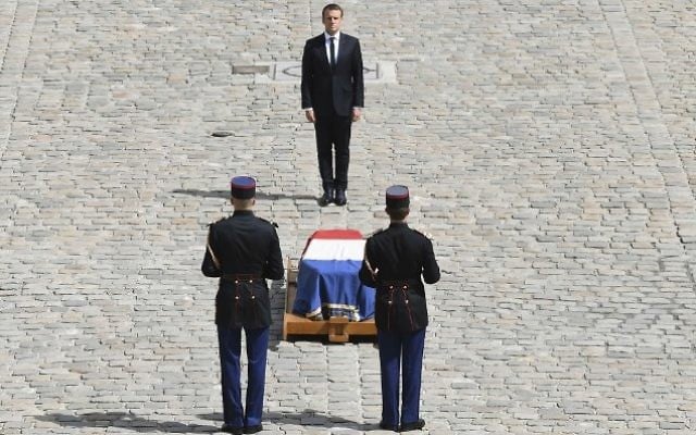 Emmanuel Macron rend hommage à Simone Veil, aux Invalides, à Paris, le 5 juillet 2017. (Crédit : AFP PHOTO / ALAIN JOCARD