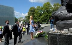 Ivanka Trump e Michael Schudrich, grand rabbin de Pologne, 2e à gauche, devant le monument aux héros du ghetto de Varsovie, le 6 juillet 2017. (Crédit : Przemyslaw Piatkowski/PAP/AFP)