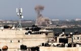 Une photo prise depuis la frontière de Rafah au sud de la bande de Gaza avec l'Egypte montre de la fumée s'élever dans le nord du Sinaï égyptien le 8 juillet 2017 (Crédit : Said Khatib/AFP)