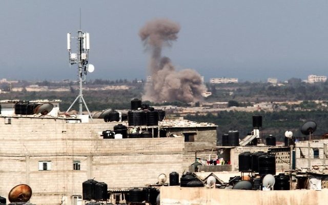 Une photo prise depuis la frontière de Rafah au sud de la bande de Gaza avec l'Egypte montre de la fumée s'élever dans le nord du Sinaï égyptien le 8 juillet 2017 (Crédit : Said Khatib/AFP)