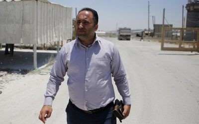 Issa Amro, militant palestinien, avant le début de son procès à la cour de justice militaire d'Ofer, à Betunia, près de Ramallah, en Cisjordanie, le 9 juillet 2017. (Crédit : Abbas Momani/AFP)