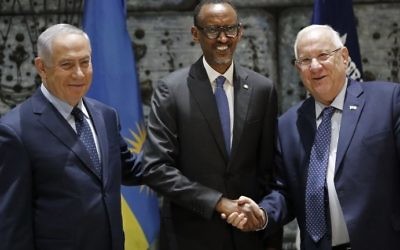 Paul Kagame, président du Rwanda, au centre, avec le président Reuven Rivlin, à droite, et le Premier ministre Benjamin Netanyahu, à la résidence officielle du président, à Jérusalem, le 10 juillet 2017. (Crédit : Thomas Coex/AFP)
