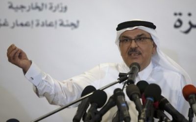 L'ambassadeur du Qatar à Gaza Mohammed al-Amadi parle lors d'une conférence de presse avec Nicholai Mladenov, le Coordonnateur spécial des Nations Unies pour les Nations unies pour le processus de paix au Moyen-Orient, dans la ville de Gaza, le 11 juillet 2017. (Crédit ; AFP / Mahmud Hams)
