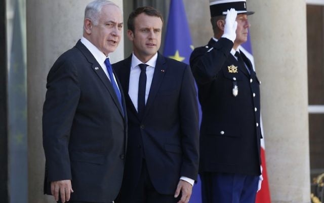 Le président français Emmanuel Macron, à droite, avec le Premier ministre Benjamin Netanyahu au palais de l'Elysée, à Paris, le 16 juillet 2017. (Crédit : Geoffroy van der Hasselt/AFP) Le président français Emmanuel Macron, à droite, avec le Premier ministre Benjamin Netanyahu au palais de l'Elysée, à Paris, le 16 juillet 2017. (Crédit : Geoffroy van der Hasselt/AFP)