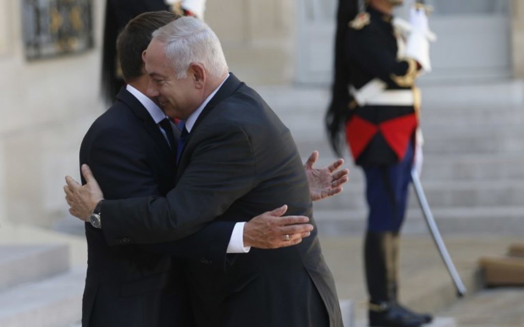 Le Premier ministre Benjamin Netanyahu avec le président français Emmanuel Macron sur le perron de l'Élysée, à Paris, le 16 juillet 2017. (Crédit : Geoffroy van der Hasselt/AFP)