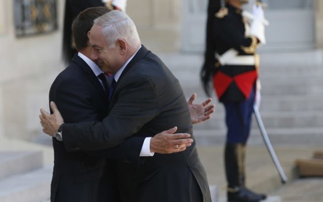 Le Premier ministre Benjamin Netanyahu avec le président français Emmanuel Macron sur le perron de l'Élysée, à Paris, le 16 juillet 2017. (Crédit : Geoffroy van der Hasselt/AFP)