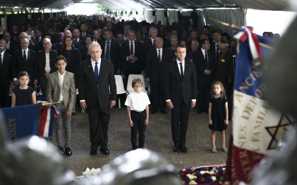 Le Premier ministre Benjamin Netanyahu et le président français Emmanuel Macron pendant la cérémonie de commémoration du 75e anniversaire de la rafle du Vél' d'Hiv', à Paris, le 16 juillet 2017. (Crédit : Kamil Zihnioglu/Pool/AFP)