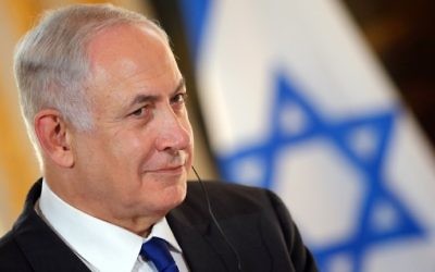 Le Premier ministre Benjamin Netanyahu lors d'une conférence de presse conjointe avec le président français au palais de l'Elysée à Paris, le 16 juillet 2017 (Crédit :  STEPHANE MAHE/POOL/AFP PHOTO)