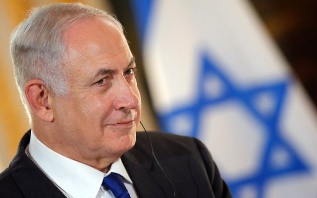 Le Premier ministre Benjamin Netanyahu lors d'une conférence de presse conjointe avec le président français au palais de l'Elysée à Paris, le 16 juillet 2017 (Crédit : STEPHANE MAHE/POOL/AFP PHOTO) Le Premier ministre Benjamin Netanyahu lors d'une conférence de presse conjointe avec le président français au palais de l'Elysée à Paris, le 16 juillet 2017 (Crédit : STEPHANE MAHE/POOL/AFP PHOTO)