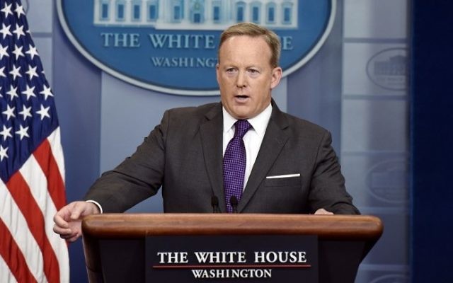 Sean Spicer, porte-parole de la Maison Blanche, pendant un point presse, le 17 juillet 2017. (Crédit : Olivier Douliery/AFP)