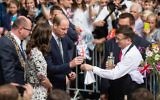 Le prince William Duc de cambridge et son épouse Kate, Duchess de Cambridge, avec le maire de la ville de Gdansk, Rawel Adamowicz, au marché de Gdansk, le 18 juillet 2017. (Crédit : Wojtek Radwanski / AFP)