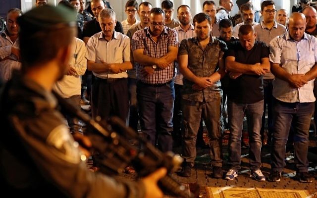 Fidèles musulmans devant la porte des Lions, à l'entrée du mont du Temple, dans la Vieille Ville de Jérusalem, le 19 juillet 2017. (Crédit : Ahmad Gharabli/AFP) Fidèles musulmans devant la porte des Lions, à l'entrée du mont du Temple, dans la Vieille Ville de Jérusalem, le 19 juillet 2017. (Crédit : Ahmad Gharabli/AFP)