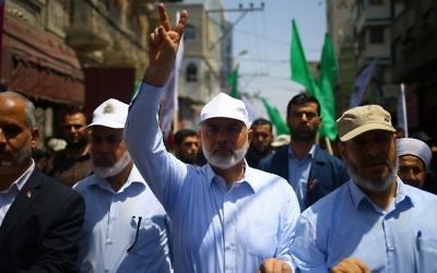 Le chef du Hamas Ismail Haniyeh et le porte-parole Fawzi Barhoum lors d'une manifestation dans la ville de Gaza, le 22 juillet 2017. (Crédit : Mohammed Abed/AFP)