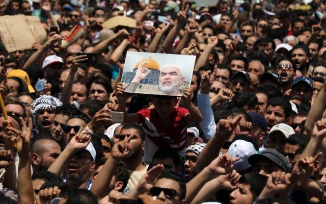 Les Jordaniens portent un portrait du sheikh Raed Salah, le chef de l'aile du nord du Mouvement islamique en Israël, lors d'une manifestation, appelée par le Front d'action islamique, à Amman après les prières du vendredi le 21 juillet , 2017, pour protester contre les nouvelles mesures de sécurité israéliennes mises en œuvre sur le site sacré, qui comprennent des détecteurs de métaux et des caméras, Amman, Jordanie (Crédit : AFP PHOTO / Khalil MAZRAAWI Les Jordaniens portent un portrait du sheikh Raed Salah, le chef de l'aile du nord du Mouvement islamique en Israël, lors d'une manifestation, appelée par le Front d'action islamique, à Amman après les prières du vendredi le 21 juillet , 2017, pour protester contre les nouvelles mesures de sécurité israéliennes mises en œuvre sur le site sacré, qui comprennent des détecteurs de métaux et des caméras, Amman, Jordanie (Crédit : AFP PHOTO / Khalil MAZRAAWI