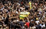 Des partisans et membres du Hezbollah aux funérailles de 6 deux leurs militants tués durant une opération militaire contre les extrémiste à Jouroud Arsaal, à la frontière syrien, le 22 juillet 2017. (Crédit : AFP PHOTO / STRINGER)