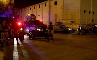Les forces jordaniennes de sécurité montent la garde aux abords de l'ambassade israélienne à Amman suite à un 'incident', le 23 juillet 2017 (Crédit : JKhalil Mazraawi/AFP PHOTO)