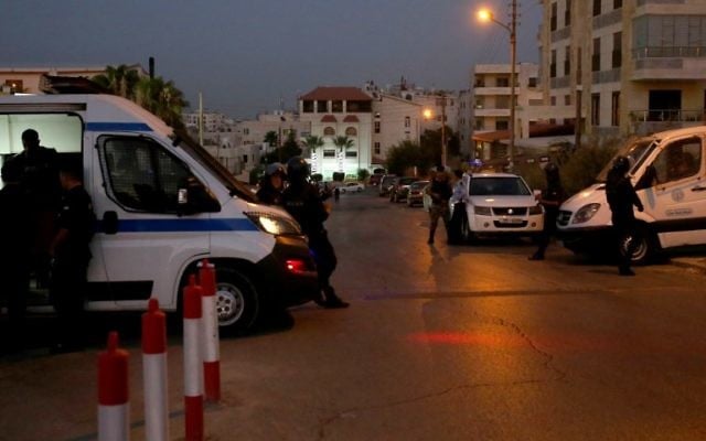 Les forces jordaniennes de sécurité montent la garde aux abords de l'ambassade israélienne à Amman suite à un 'incident', le 23 juillet 2017 (Crédit : JKhalil Mazraawi/AFP PHOTO) Les forces jordaniennes de sécurité montent la garde aux abords de l'ambassade israélienne à Amman suite à un 'incident', le 23 juillet 2017 (Crédit : JKhalil Mazraawi/AFP PHOTO)