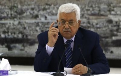 Mahmoud Abbas, président de l'Autorité palestinienne, durant une réunion à Ramallah, en Cisjordanie, le 25 juillet 2017. (Crédit : Abbas Momani/AFP)