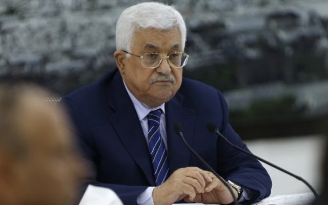 Mahmoud Abbas, président de l'Autorité palestinienne, durant une réunion à Ramallah, en Cisjordanie, le 25 juillet 2017. (Crédit : Abbas Momani/AFP)