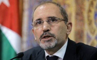 Ayman Safadi, le ministre jordanien des Affaires étrangères, le 25 juillet 2017 (Crédit : AFP/Khalil Mazraawi)