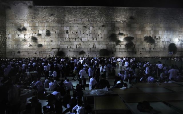 Plusieurs milliers de fidèles juifs se sont rassemblés lundi soir devant le mur Occidental, dans la Vieille Ville de Jérusalem, pour marquer Tisha Beav, le 31 juillet 2017 (Crédit : AFP/Menahem Kahana) Plusieurs milliers de fidèles juifs se sont rassemblés lundi soir devant le mur Occidental, dans la Vieille Ville de Jérusalem, pour marquer Tisha Beav, le 31 juillet 2017 (Crédit : AFP/Menahem Kahana)