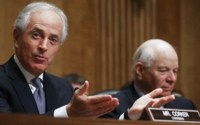 Le président Bob Corker (républicain du Tennessee) à à gauche, aux côtés du Sénateur démocrate du Maryland Benjamin Cardin lors d'une audience de la Commission des relations étrangères du Sénat à  Washington  le 9 février 2017  (Crédit : Mario Tama/Getty Images/AFP)