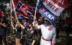 Une manifestation du Ku Klux Klan contre le retrait d'une statue équestre du général confédéré Robert Lee d'un jardin public de Charlottesville, en Virginie, le 8 juillet 2017. (Crédit : Chet Strange/Getty Images/AFP)