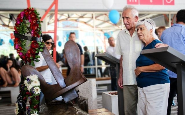 Les survivants regardent l'exposition au mémorial de l'Exodus au port de Haifa, le 18 juillet 2017 (Crédit : Laura Ben-David)