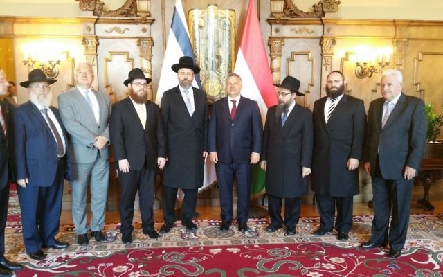 Le premier ministre hongrois Viktor Orban rencontre une délégation de leaders juifs le 6 juillet 2017 (Crédit : European Jewish Association)
