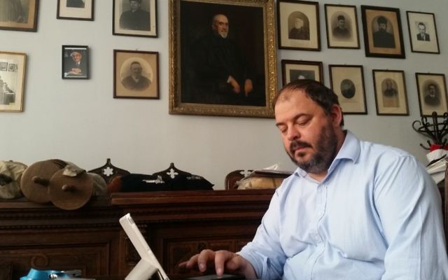 Le rabbin Zoltán Radnóti dans son bureau de Budapest, le 17 juillet 2017. (Crédit : Raphael Ahren/Times of Israël) Le rabbin Zoltán Radnóti dans son bureau de Budapest, le 17 juillet 2017. (Crédit : Raphael Ahren/Times of Israël)