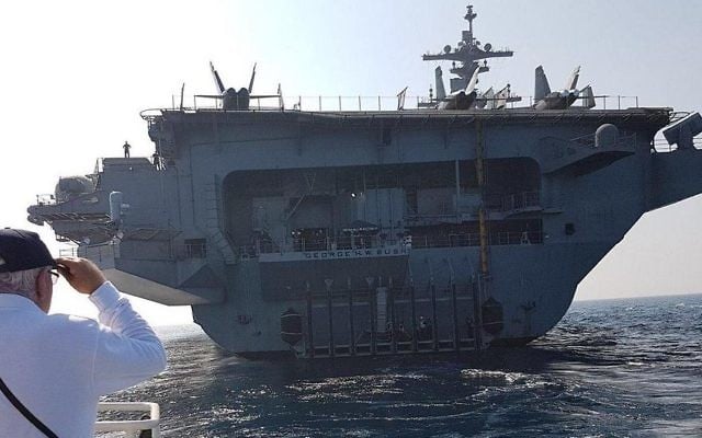L'USS George H.W. Bush, au large de Haïfa, le 1er juillet 2017. (Crédit : Momi Gabay/Haifa Port Authority)