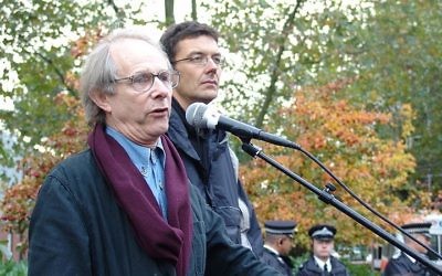 Le réalisateur Ken Loach s'exprime lors d'un rassemblement pour les droits des ouvriers à Londres (Crédit : CC BY 2.0 Bryce Edwards via Wikimedia Commons)