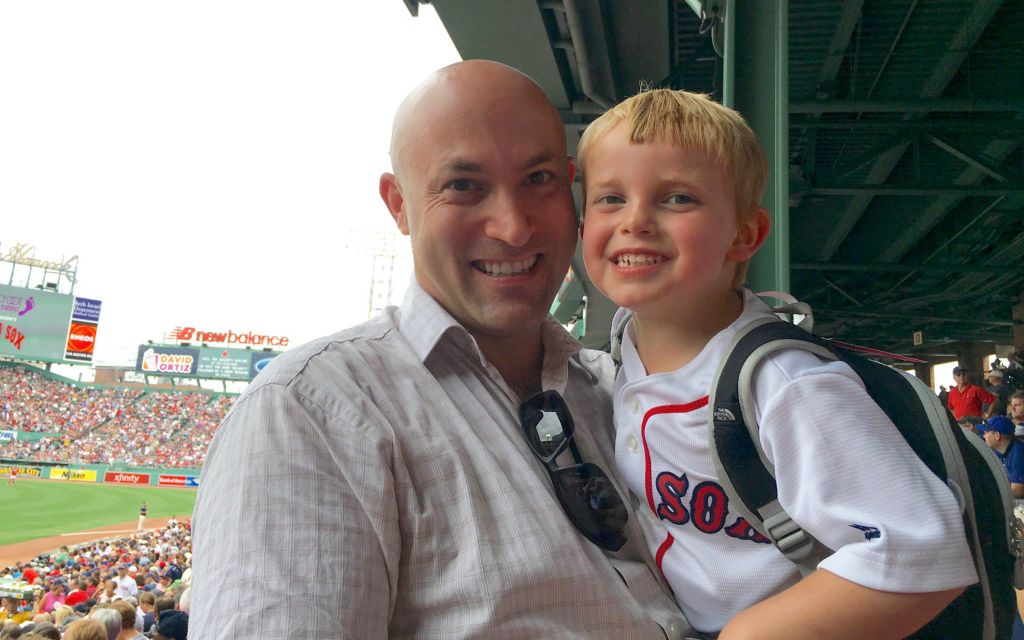 Mike Schultz et son fils Ari au Boston's Fenway Park, en 2016 (Autorisation) Mike Schultz et son fils Ari au Boston's Fenway Park, en 2016 (Autorisation)