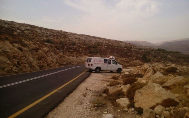 Une ambulance de Magen David Adom sur une route de Cisjordanie, en octobre 2015. Illustration. (Crédit : Magen David Adom)