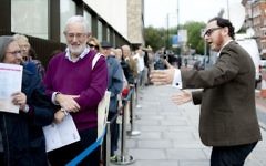 Le directeur exécutif Raymond Simonson accueille les visiteurs lors de l'ouverture de JW3, un centre communautaire, en 2013. (Crédit : Blake Ezra Photography via JTA)