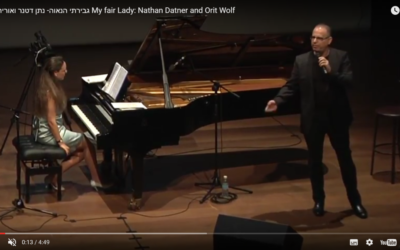 Nathan Datner et Orit Wolf sur scène (capture d'écran : Youtube)