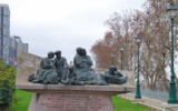 Statue en mémoire aux victimes de la rafle du Vel d'Hiv au Quai de Grenelle près du Métro Bir-Hakeim (Crédit : Leonieke Aalders/ CC BY SA 3.0)