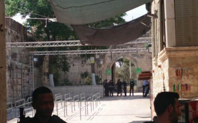 L'entrée du mont du Temple depuis la porte des Lions, après le retrait des détecteurs de métaux, le 25 juillet 2017 (Crédit : Raoul Wootliff/Times of Israel) L'entrée du mont du Temple depuis la porte des Lions, après le retrait des détecteurs de métaux, le 25 juillet 2017 (Crédit : Raoul Wootliff/Times of Israel)