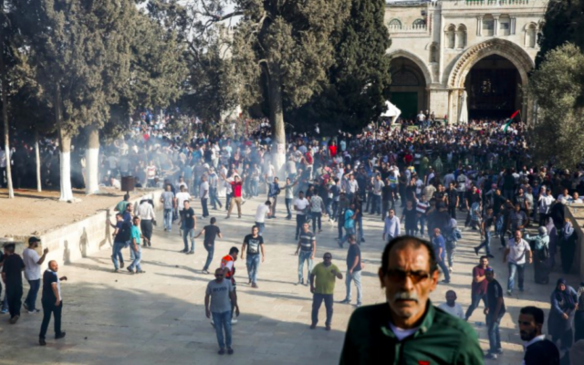 Les forces de sécurité israéliennes tirent des gaz lacrymogènes pour disperser les Palestiniens après que des affrontements éclatent à l'enceinte du mont du Temple dans la Vieille Ville de Jérusalem le 27 juillet 2017. (Crédit : AFP / Ahmad Gharabli)