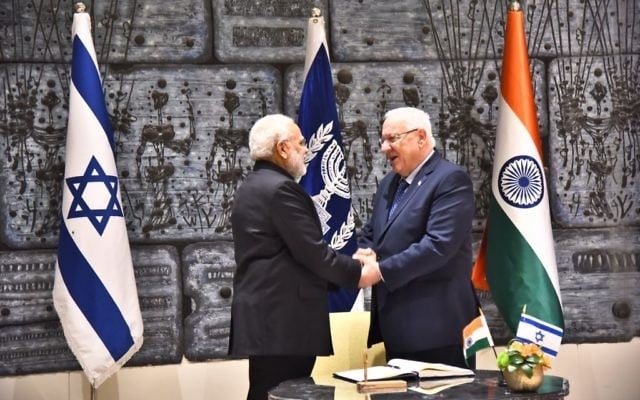 Poignée de mains entre le Premier ministre indien Narendra Modi et le président Reuven Rivlin, à la résidence présidentielle, le 5 juillet 2017. (Autorisation) Poignée de mains entre le Premier ministre indien Narendra Modi et le président Reuven Rivlin, à la résidence présidentielle, le 5 juillet 2017. (Autorisation)