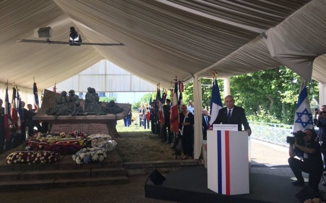 Le Premier ministre Benjamin Netanyahu pendant la cérémonie de commémoration du 75e anniversaire de la rafle du Vél' d'Hiv', à Paris, le 16 juillet 2017. (Crédit : Twitter/Le CRIF)