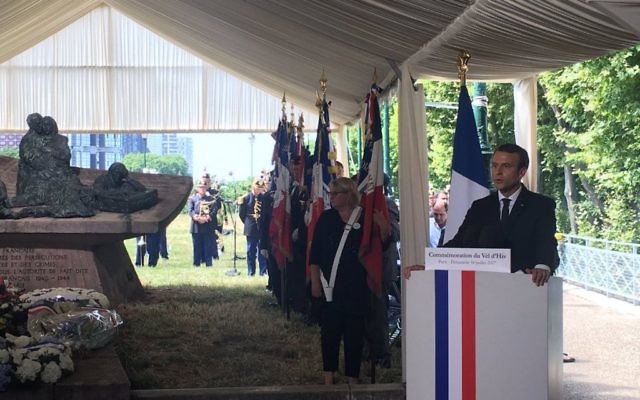 Le président français Emmanuel Macron pendant la cérémonie de commémoration du 75e anniversaire de la rafle du Vél' d'Hiv', à Paris, le 16 juillet 2017. (Crédit : Twitter/Le CRIF) Le président français Emmanuel Macron pendant la cérémonie de commémoration du 75e anniversaire de la rafle du Vél' d'Hiv', à Paris, le 16 juillet 2017. (Crédit : Twitter/Le CRIF)