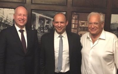 De gauche à droite : l'envoyé du président américain Donald Trump au Moyen-Orient, Jason Greenblatt, le président de haBayit HaYehudi, Naftali Bennett, et l'ambassadeur des États-Unis en Israël, David Friedman, après une réunion à Jérusalem, le 12 juillet 2017 (Crédit : HaBayit HaYehudi)