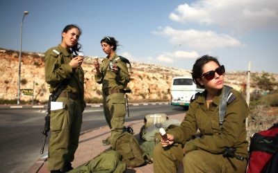 Des soldates israéliennes, près de Ramallah, en Cisjordanie, le 1er octobre 2009. Illustration. (Crédit : Matanya Tausig/Flash90)